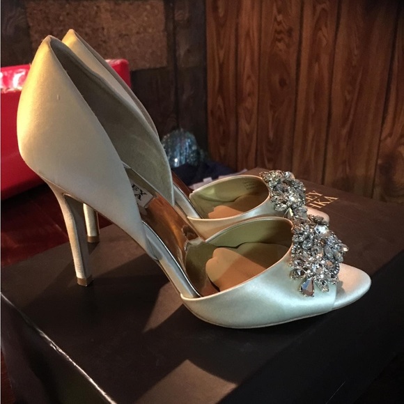 St Patrick Wedding Dress size small/4-6 - Picture 9 of 9